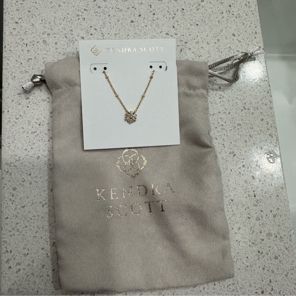 Kendra Scott necklace